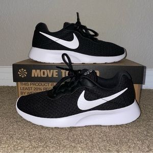 LIKE NEW Nike Tanjun Shoe
